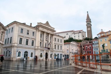 Piran, Slovenya 'daki ana meydan. Büyük saraylar, yağışlı havalarda İtalyan mimarisi..