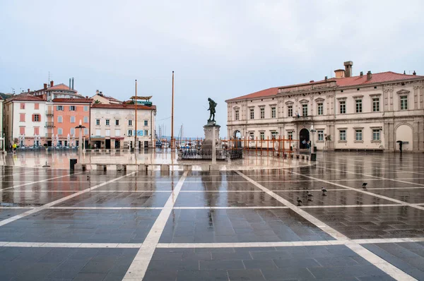 Κεντρική Πλατεία Στο Πιράν Της Σλοβενίας Μεγάλη Παλάτια Ιταλική Αρχιτεκτονική — Φωτογραφία Αρχείου