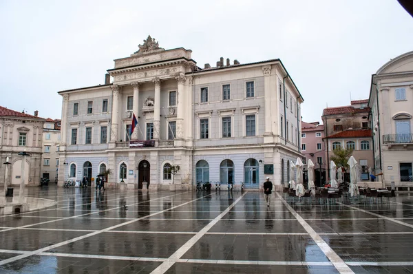 Główny Plac Piran Słowenia Wielkie Pałace Włoska Architektura Latem Deszczową — Zdjęcie stockowe