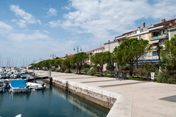 Slovenya 'nın Izola kentinde yaz mevsiminde liman ve tekneler.