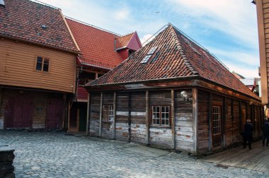 Bergen, Norveç - 21 Mayıs 2016: Bergen 'in merkezindeki eski ahşap evler UNESCO' nun Dünya Mirası Bölgesi