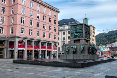 Bergen, Norveç - 21 Mayıs 2016: Bergen 'in ana meydanı ve askeri heykeller