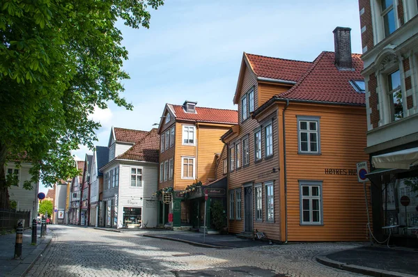 ノルウェー ベルゲン 2016年5月21日 北欧のノルウェー ベルゲン市に古い木造住宅が建ち並ぶ石畳の道 — ストック写真