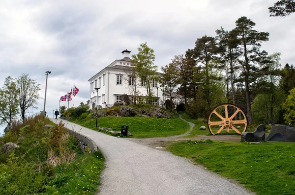 Oud Houten Restaurantgebouw Een Uitkijkheuvel Boven Bergen Noorwegen — Stockfoto