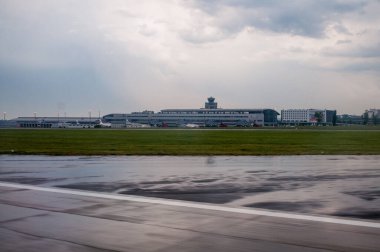 Prag, Çek Cumhuriyeti - 22 Mayıs 2016: Prag Ruzyn Havaalanı 'nın gün batımından önceki binası