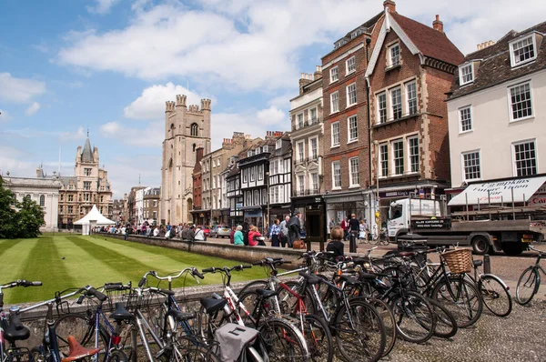 Главная Площадь Кембридже Англия Здания Университета Кирпичные Дома Парковые Велосипеды — стоковое фото