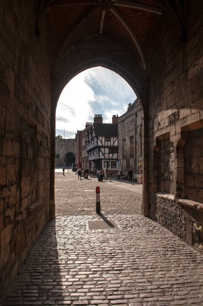 Проход Площади Стенами Старыми Домами Городе Линкольн Англии — стоковое фото