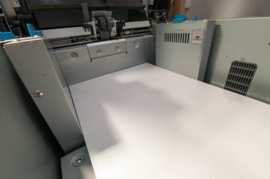 Büyük bir endüstriyel yazıcıdaki kağıt tepsinin içinde..