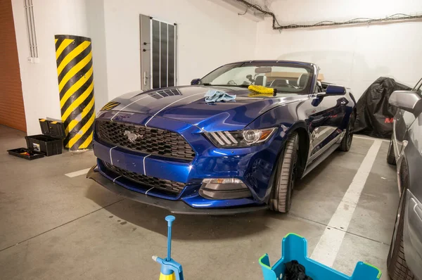 Blauer Amerikanischer Sportwagen Der Garage Service Und Montage Von Mattschwarzen — Stockfoto