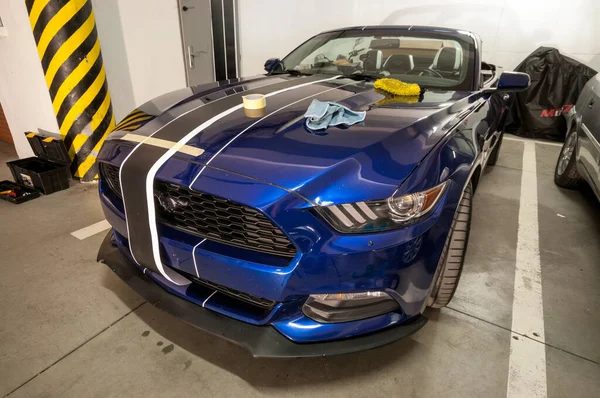 Blauer Amerikanischer Sportwagen Der Garage Service Und Montage Von Mattschwarzen — Stockfoto