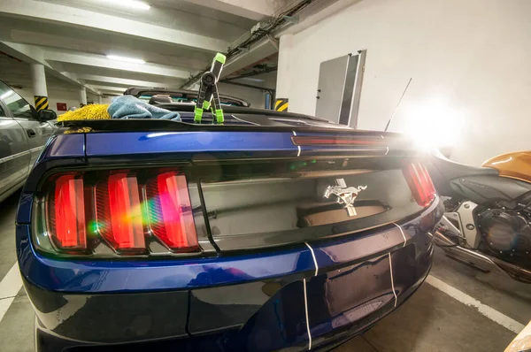Niebieski Sportowy Amerykański Samochód Garażu Obsługa Montaż Matowych Czarnych Taśm — Zdjęcie stockowe