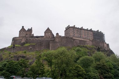 İskoçya, Edinburgh 'daki parktan bir şato manzarası