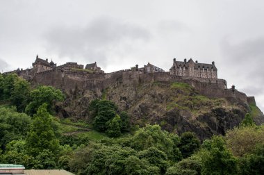 İskoçya, Edinburgh 'daki parktan bir şato manzarası