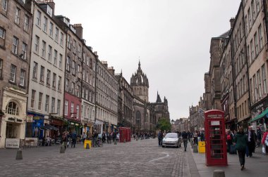 Edinburgh, Birleşik Krallık - 27 Temmuz 2012: İskoçya 'nın tarihi merkezi. Sokaklar ve eski taş evler.