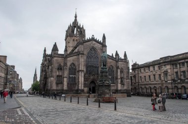 Edinburgh, Birleşik Krallık - 27 Temmuz 2012: İskoçya 'nın tarihi merkezi. Sokaklar ve eski taş evler.