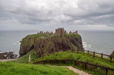 İskoçya 'daki Dunnottar Kalesi' nin kalıntıları denizin üzerinde bir kaya üzerine inşa edildi.
