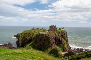 İskoçya 'daki Dunnottar Kalesi' nin kalıntıları denizin üzerinde bir kaya üzerine inşa edildi.