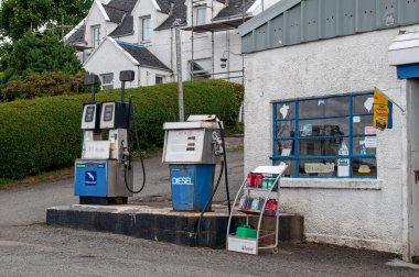 İskoçya 'daki Skye Adası' nda iki yakıt deposu, küçük bir dükkan ve bir garaj olan eski ahşap benzin istasyonu.