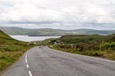 İskoçya 'nın Skye adasındaki dağlık arazi