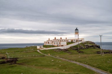 İskoçya 'daki Neist Point uçurumundaki deniz feneri, Skye Adası.
