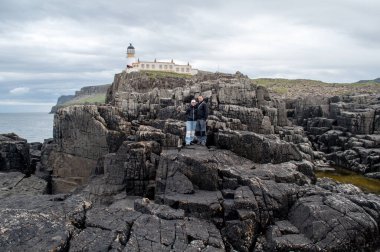İskoçya 'daki Neist Point uçurumundaki deniz feneri, Skye Adası.