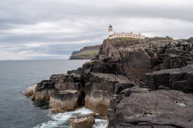 İskoçya 'daki Neist Point uçurumundaki deniz feneri, Skye Adası.