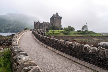 Eski taş kale Eilean Donan Şatosu siste, İskoçya