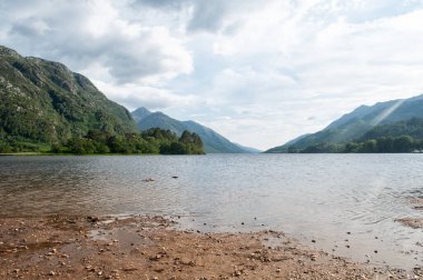 İskoç dağlarının ortasında bir yol