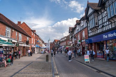 İngiltere 'nin Stratford-upon-Avon kasabasında eski tuğladan evler.