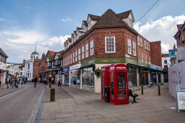 İngiltere 'nin Stratford-upon-Avon kasabasında eski tuğladan evler.