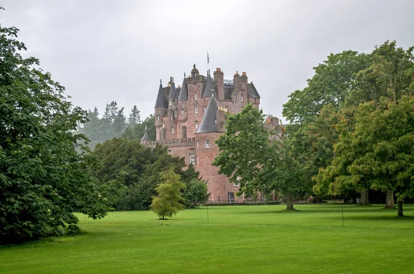 Skoçya Büyük Bahçesi Olan Glamis Kalesi — Stok fotoğraf