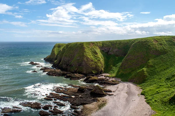 苏格兰东部海滨布满青草的岩石 — 图库照片