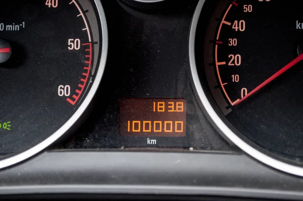 100 000 Auto Snelheidsmeter Een Auto Met Een Kilometerteller — Stockfoto
