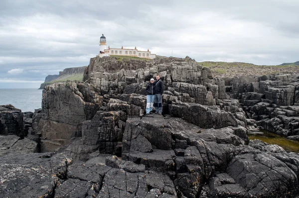İskoçya 'daki Neist Point uçurumundaki deniz feneri, Skye Adası.
