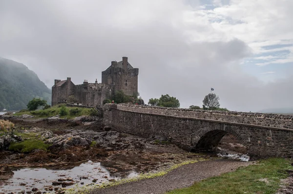 スコットランドの霧にある古い石の城エイリアン ドナン城 — ストック写真