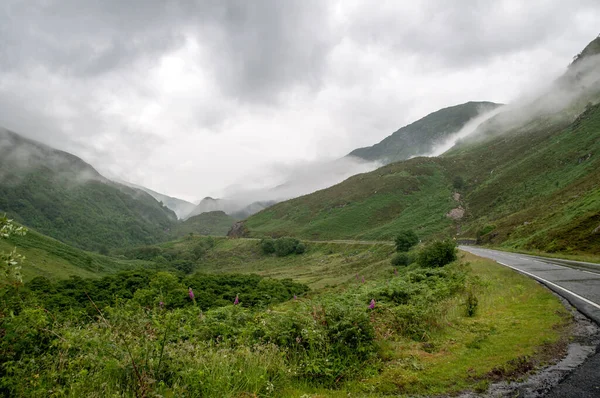スコティッシュ山脈を抜ける霧の中の道 — ストック写真