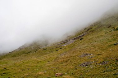 Passo Stelvio, İtalya - sislerin arasına gizlenmiş dağ geçidi