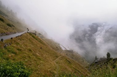 Passo Stelvio, İtalya - sislerin arasına gizlenmiş dağ geçidi