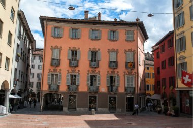 Lugano, İsviçre - 23 Ağustos 2013: Yazın meydanında dükkanları ve restoranları olan eski renkli evler.