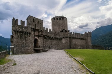 Bellinzona Şatosu, İsviçre - Turistler için erişilebilir eski taş kale