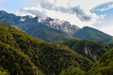 İsviçre Alpleri 'nde yüksek dağ manzarası ve karlı tepeler..