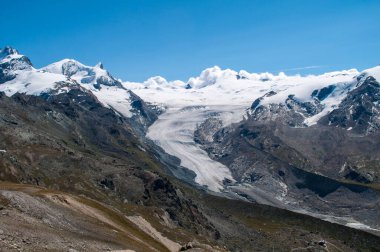 Sivri uçlu İsviçre Alpleri 'nin kayalık zirveleri arasındaki buzullar.