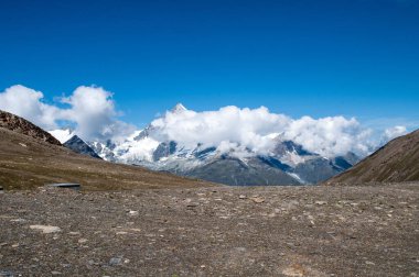 Yazın İsviçre Alpleri - yüksek karlı dağlar ve yürüyüş yolları.
