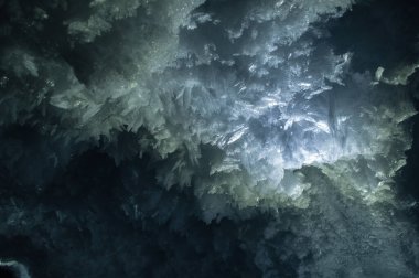 İsviçre 'deki bir buzulun tavanında buz kristalleri.