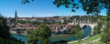 Şehir panoraması, Bern, İsviçre. Nehir ve köprüsü olan tarihi şehir manzarası.