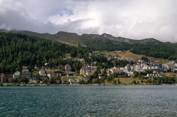 Λίμνη Του Αγίου Moritz Στην Ελβετία Περιβάλλεται Από Βουνά — Φωτογραφία Αρχείου