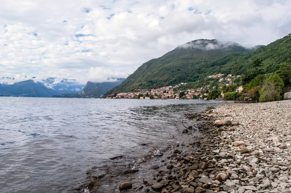 Λίμνη Λουγκάνο Πολύχρωμα Σπίτια Στις Όχθες Μιας Λίμνης Στην Ελβετία — Φωτογραφία Αρχείου
