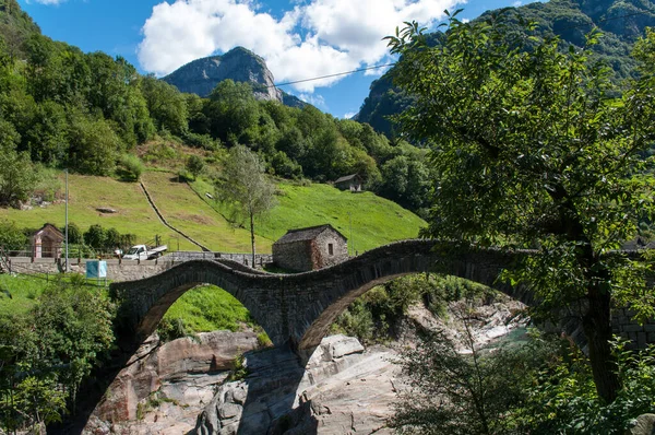 Old Stone Bridge River Verzasca Valley Switzerland Bridge Hikers Important — Stockfoto