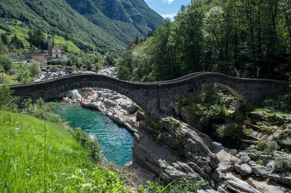Παλιά Πέτρινη Γέφυρα Πάνω Από Τον Ποταμό Στην Κοιλάδα Verzasca — Φωτογραφία Αρχείου