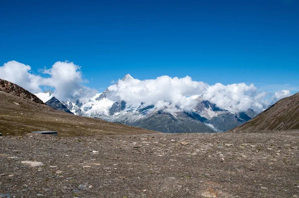 Yazın İsviçre Alpleri - yüksek karlı dağlar ve yürüyüş yolları.